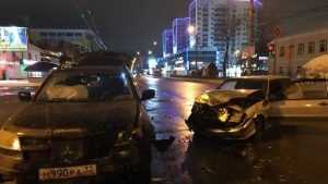 В Брянске ночью на Красноармейской улице столкнулись два автомобиля