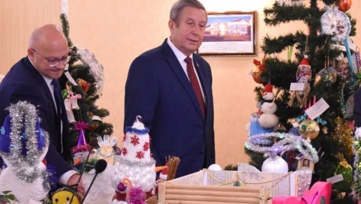 Кремлевскую новогоднюю елку украсят сделанные брянскими детьми игрушки
