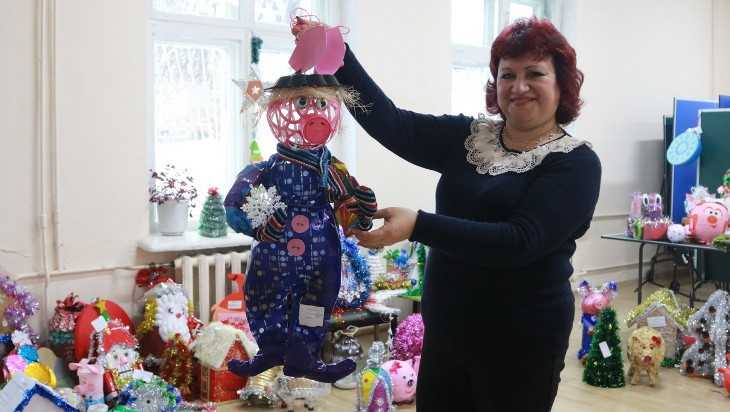 В Брянске завершился отбор новогодних игрушек для елок