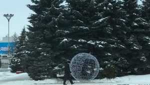 В Брянске на площади Партизан установили светящийся новогодний шар