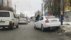 В Брянске возле ТРЦ Тимошковых такси забросили на снежный вал