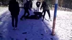 В сети появилось видео жестокой расправы над школьником