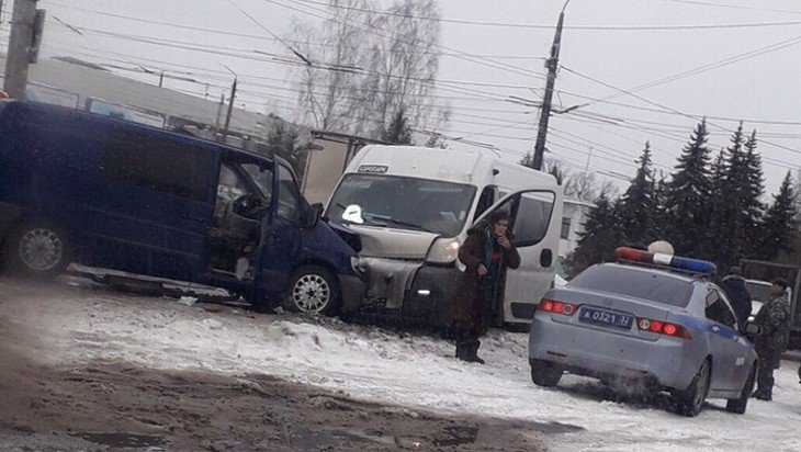 Три автомобиля столкнулись возле поворота на Камвольный комбинат в Бежице