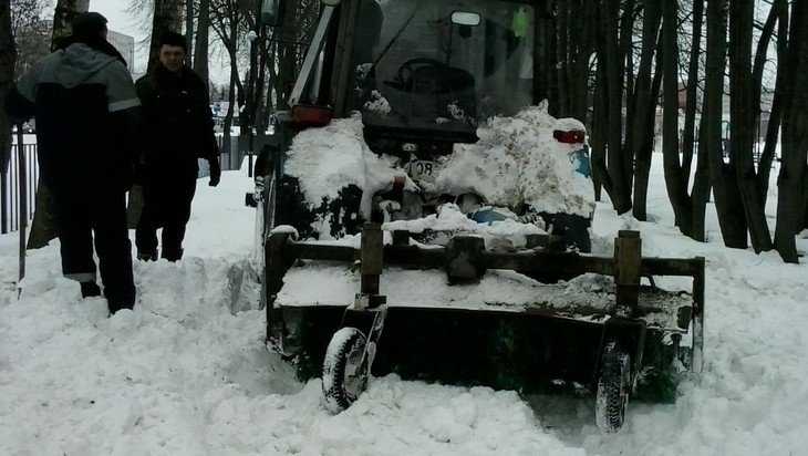 В Брянске на расчистку снега бросили все силы – сил оказалось мало