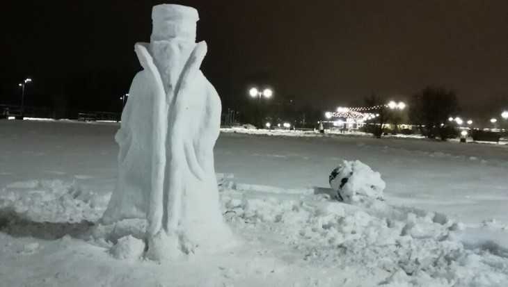 В Брянске на набережной появился снежный человек