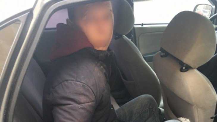В Брянске задержали двух наркоторговцев в автомобиле