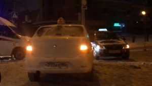 В Брянске у площади Воинской славы после снегопада столкнулись такси