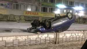 В Брянске на улице Бурова перевернулся автомобиль ВАЗ