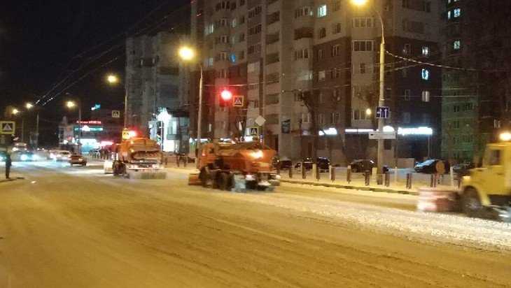 В Брянске ускорили расчистку дорог после снегопада