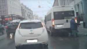 В Брянске по видео наказали маршрутчика, едва не сбившего женщину