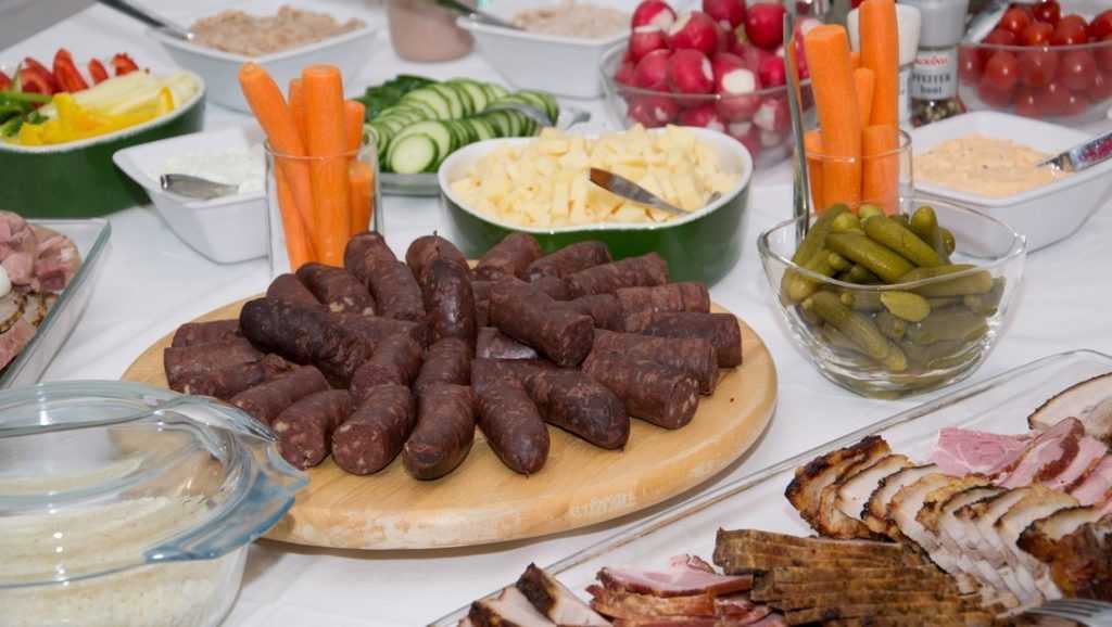 Немцы угостили мусульман вкусной колбасой из свинины
