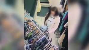 В Брянске сняли видео о девушке, укравшей кофточку в магазине 
