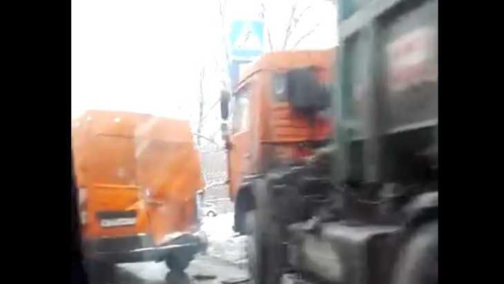 В Брянске возле сквера Кравцова мусоровоз врезался в «Газель»