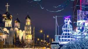 В Брянске возле Дома быта поселились музыкальные светящиеся снеговики
