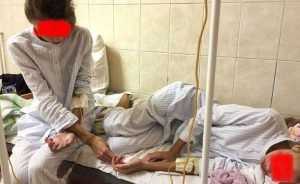 Опубликованы мрачные фото погибающих от голода 14-летних сестер