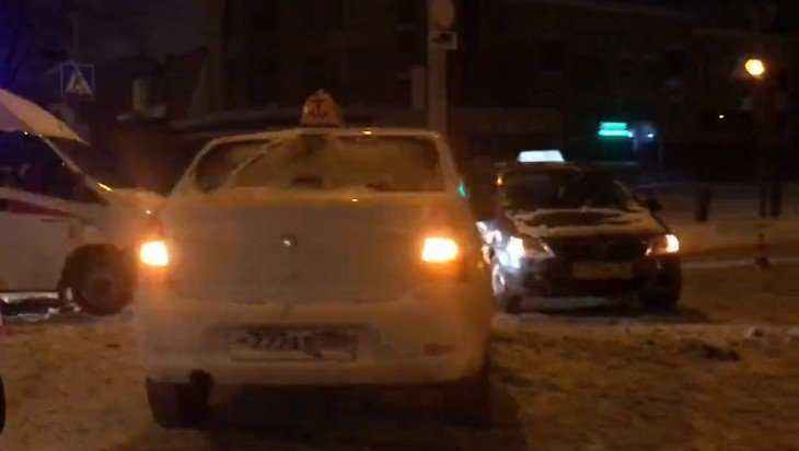В Брянске при столкновении двух такси пострадала 30-летняя пассажирка