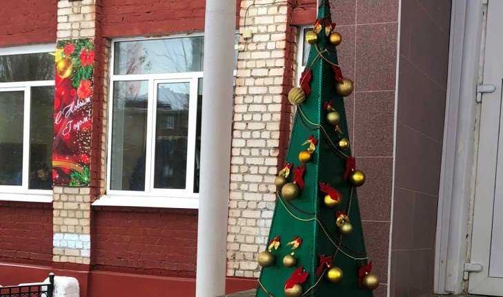 В школах Брянска выбрали самые красивые новогодние ёлки