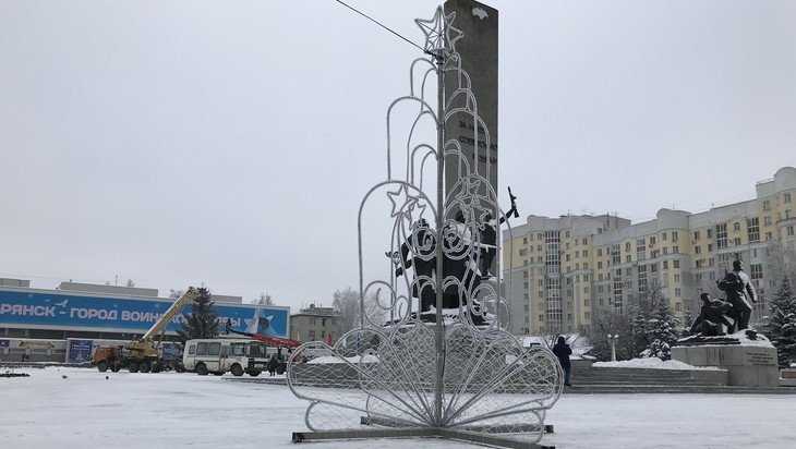 В Брянске на площади Партизан «выросли» елки из металла и света