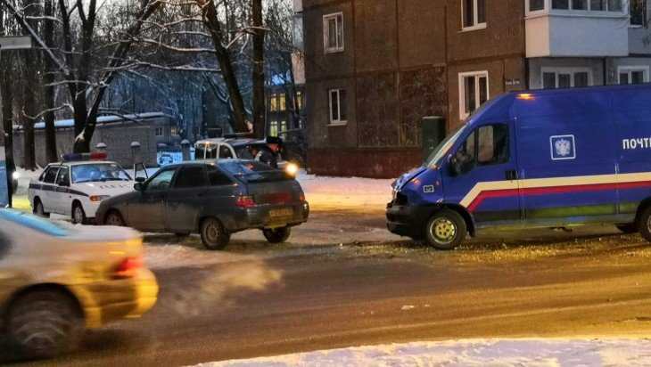 В Брянске в ДТП попал автомобиль «Почты России»