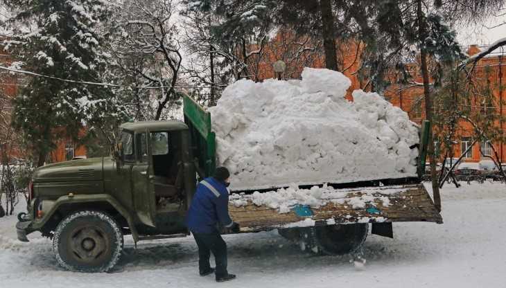 В Круглом сквере Брянска начали делать снежную горку для детей