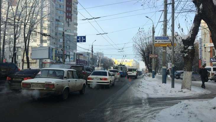 В Брянске возле автовокзала столкнулись маршрутка № 35 и иномарка