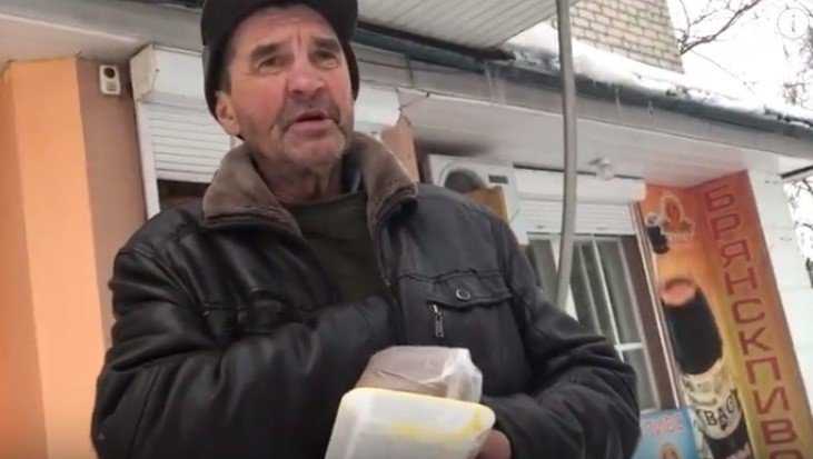 В Брянске загадочный творец добра накормил бездомного бродягу