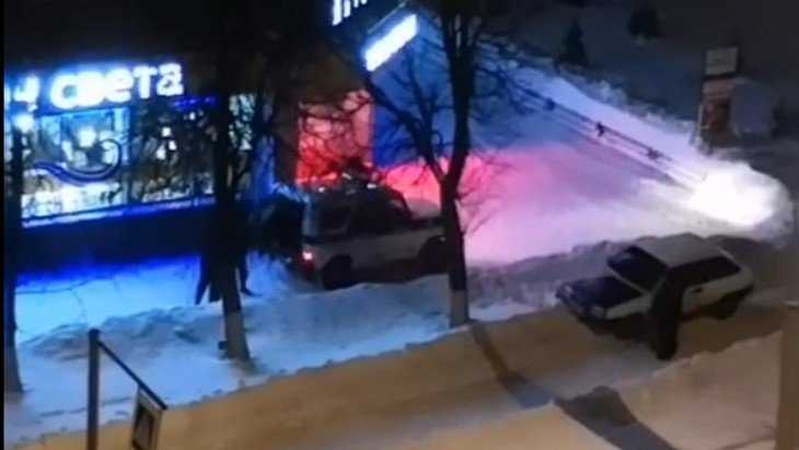 В Брянске сняли видео о застрявших в сугробе пьяных угонщиках