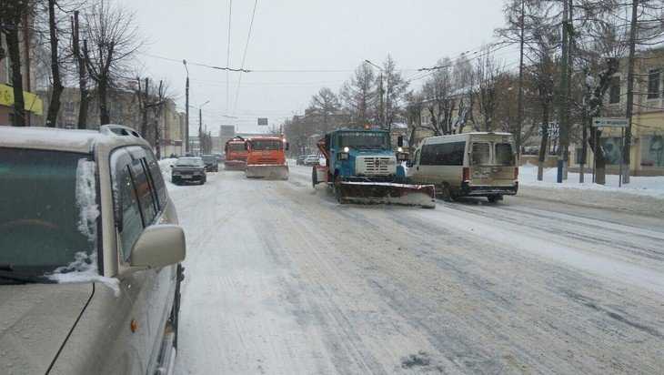 В Брянске на борьбу со снегом вышли больше 30 единиц техники