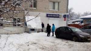 Возле входа в брянское отделение «Почты России» обрушился козырек