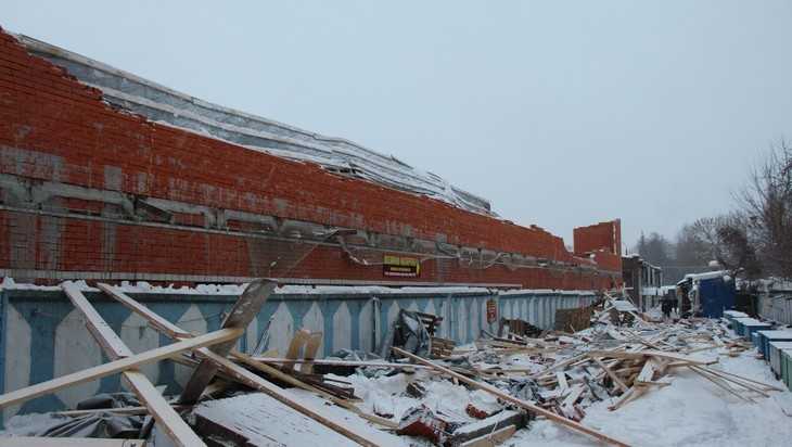 В Брянске обрушились крыша и стена здания  возле Центрального рынка