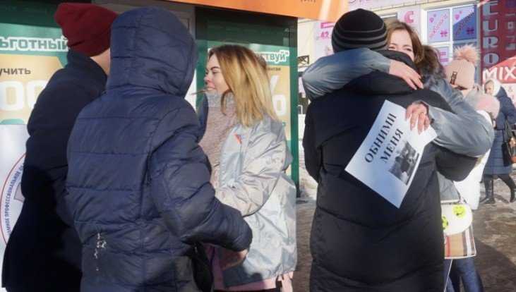 В Новозыбкове студентки кинулись обниматься с незнакомыми прохожими