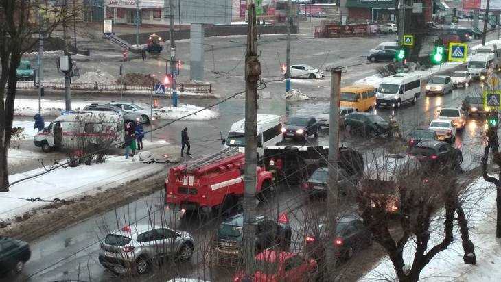В Брянске из-за ДТП со скорой помощью возник большой затор