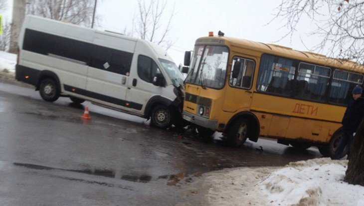 Под Брянском столкнулись школьный автобус и маршрутка