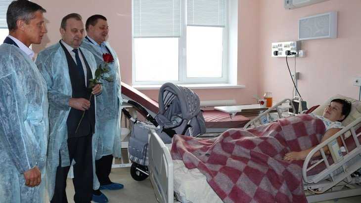В Клинцах вице-губернатор Резунов подарил коляски для новорожденных