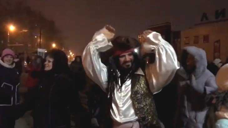 Пират Джек Воробей встретил Новый год с жителями Брянска  