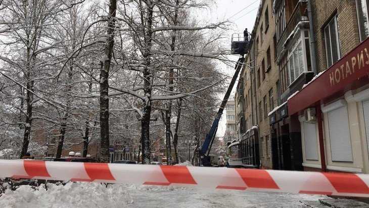 Брянских коммунальщиков наказали за снег во дворах и сосульки на домах