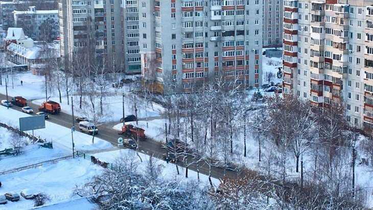 В Брянске на очистку дорог и тротуаров от снега вышли 30 машин