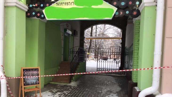В Брянске из-за сосулек со скандалом перекрыли вход в магазин