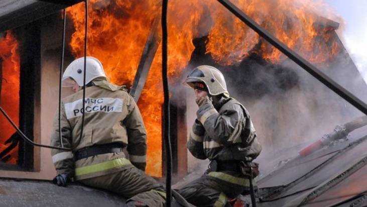 В Брянске пожарные спасли в горевшем доме двоих человек