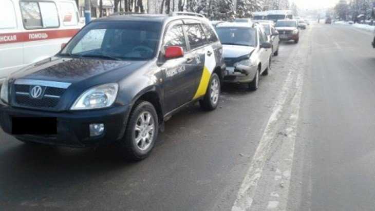 В Брянске при столкновении 3 автомобилей пострадала 24-летняя девушка