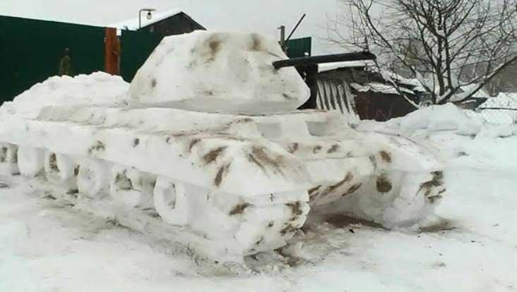 Житель Жирятинского района сделал из снега танк Т-34