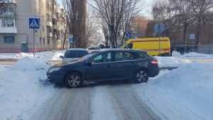 В Брянске столкнулись две иномарки – пострадал один из водителей