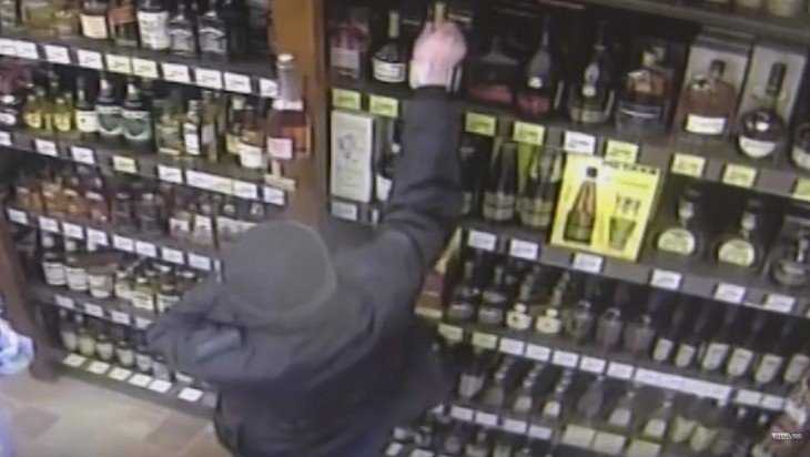 В Брянске 16-летний парень украл три бутылки спиртного из супермаркета