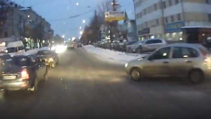 В Брянске водитель легковушки устроил ДТП с маршруткой и скрылся