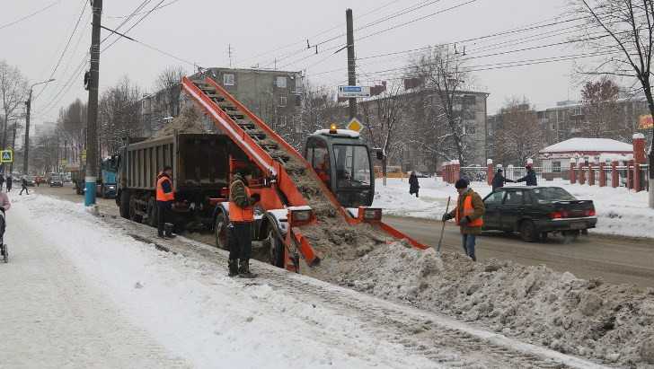 На борьбу со снегом в Брянске вывели 200 человек и 75 единиц техники
