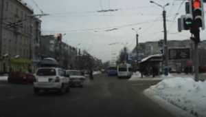 В Брянске водителя легковушки наказали по видео за проезд на «красный»