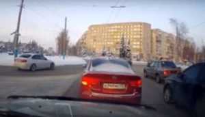 В Брянске водитель BMW устроил опасные гонки возле «Самолёта»