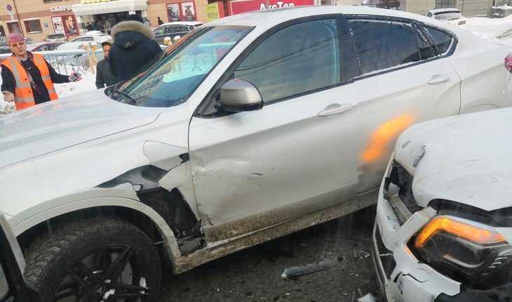 В Брянске возле «Мельницы» обменялись ударами BMW и Mercedes