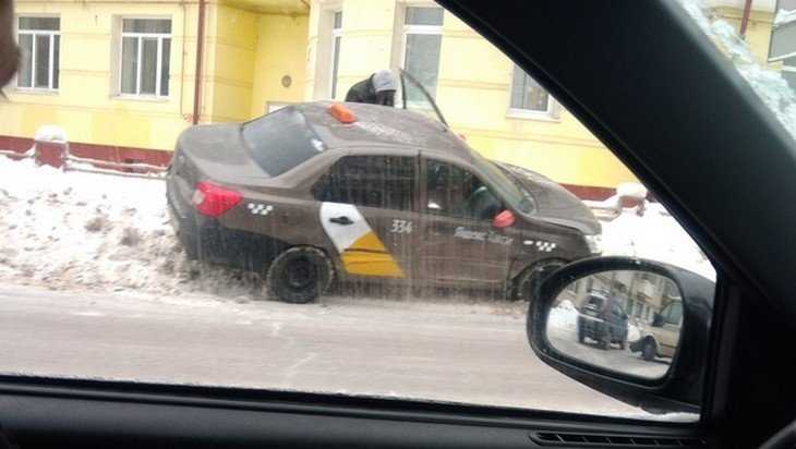 В Брянске таксист завершил рейс на снежном валу