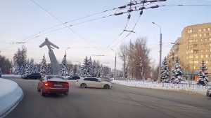В Брянске водителя BMW оштрафовали за выкрутасы у памятника Летчикам
